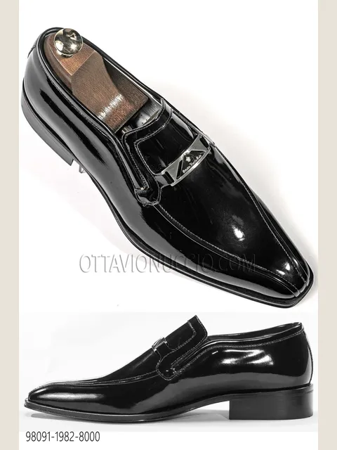 Shoe in black patent leather