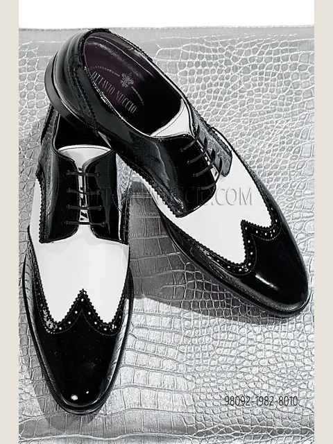 Two-tone shoe in black and white patent leather