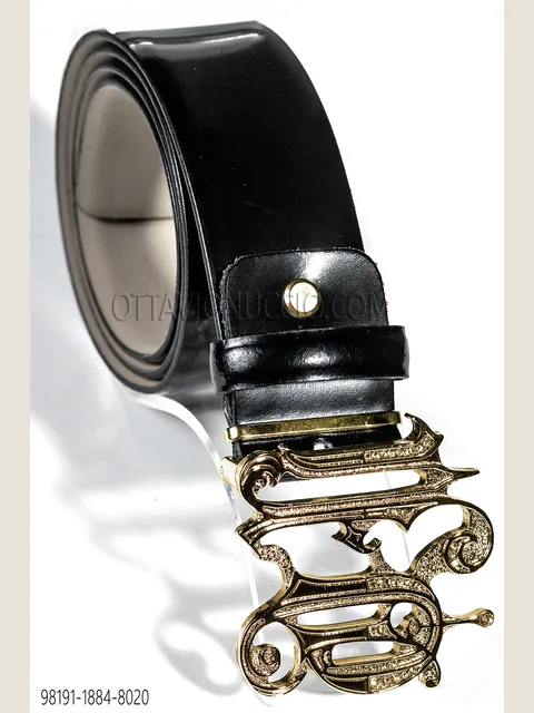 Belt in black leather with gold buckle