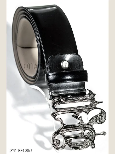 Belt in black leather with silver buckle