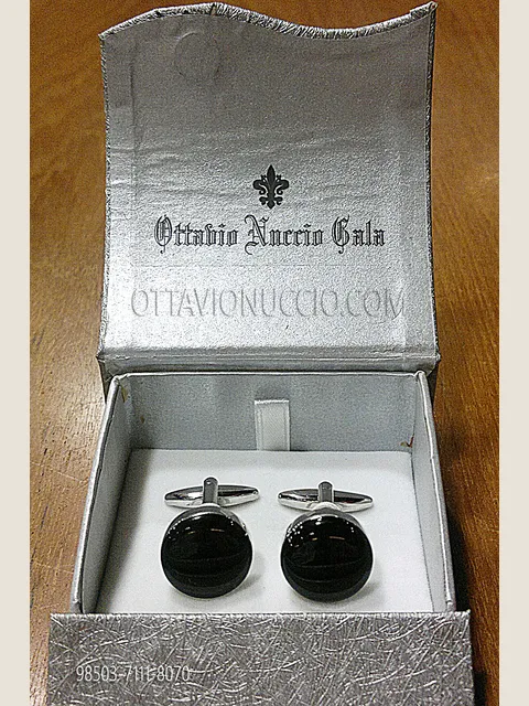 Round cufflinks enamelled black