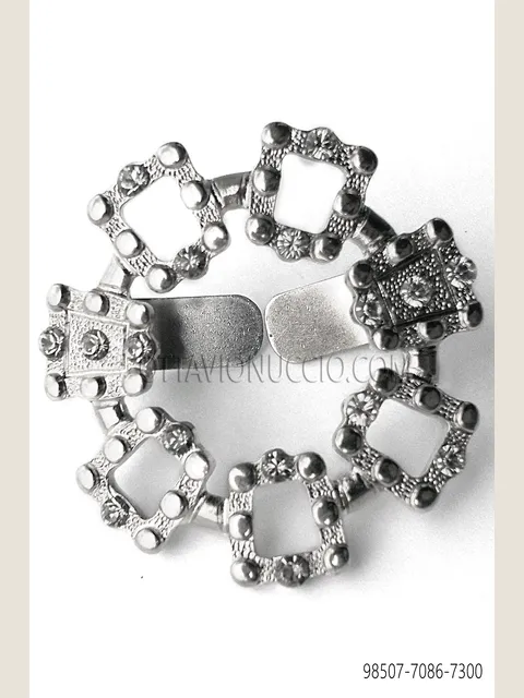 Knot holder with nickel finish
