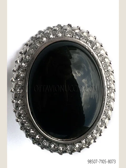 Knot holder with black cameo