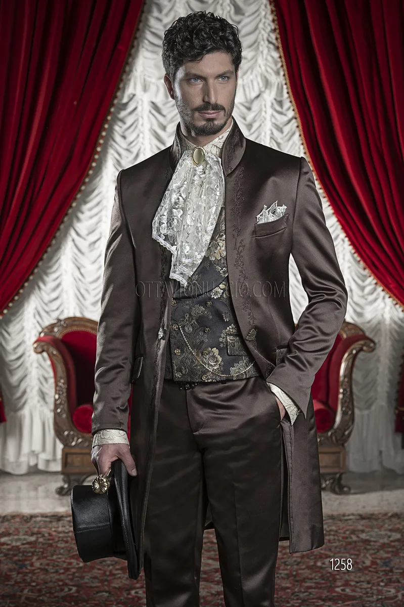 Costume de mariage en satin marron avec broderie en bronze 1