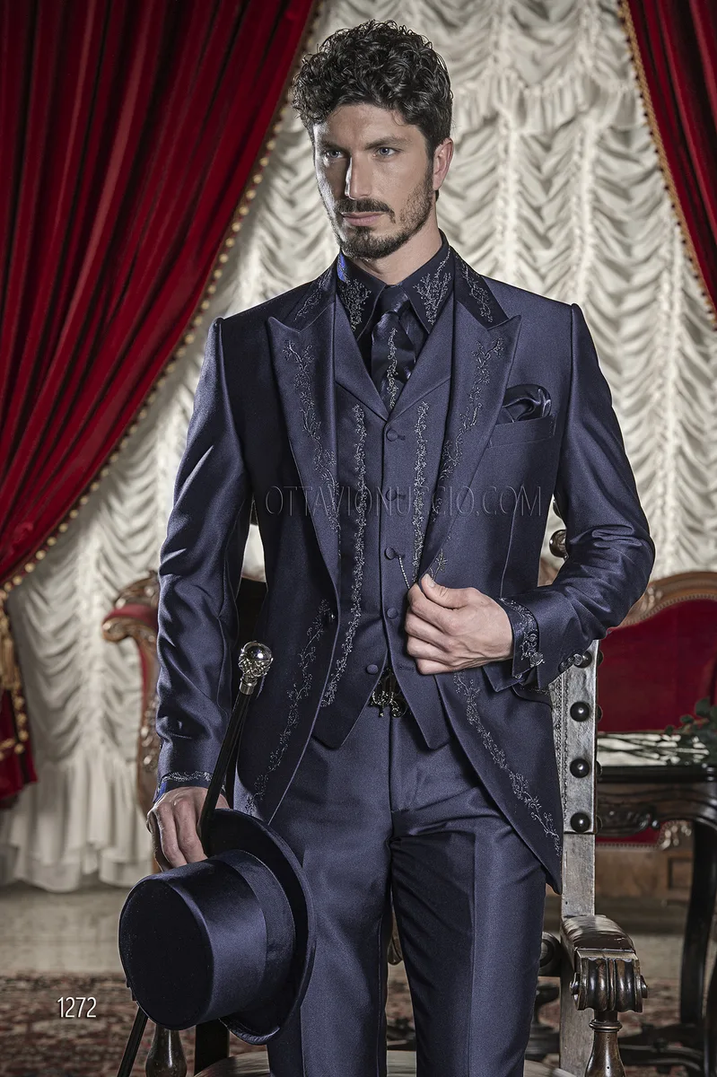 Costume de cérémonie bleu pour homme avec broderies noires et argentées 1