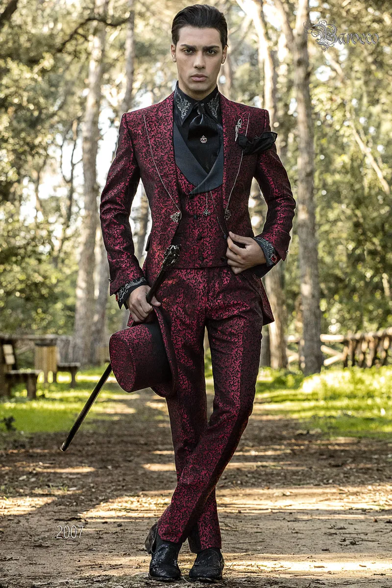Traje de novio adamascado rojo estilo barroco con strass en las solapas 1