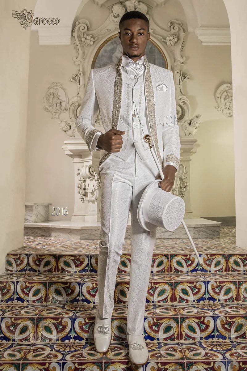 Costume de mariage baroque blanc brocart avec passementerie cristal 1