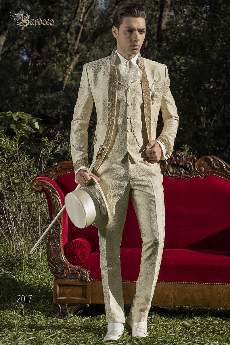 Traje de novio adamascado estilo barroco beige con strass oro 1