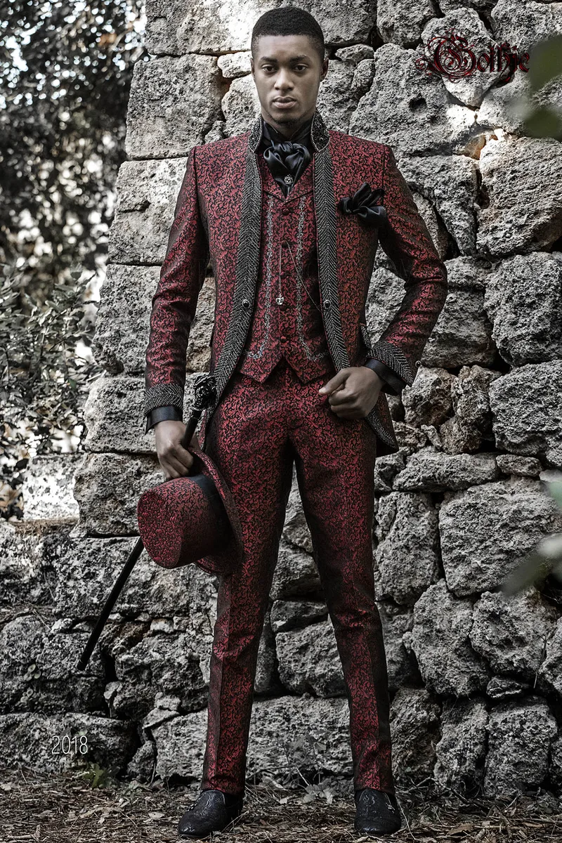 Traje de novio adamascado rojo gótico con strass cristal fumé 1