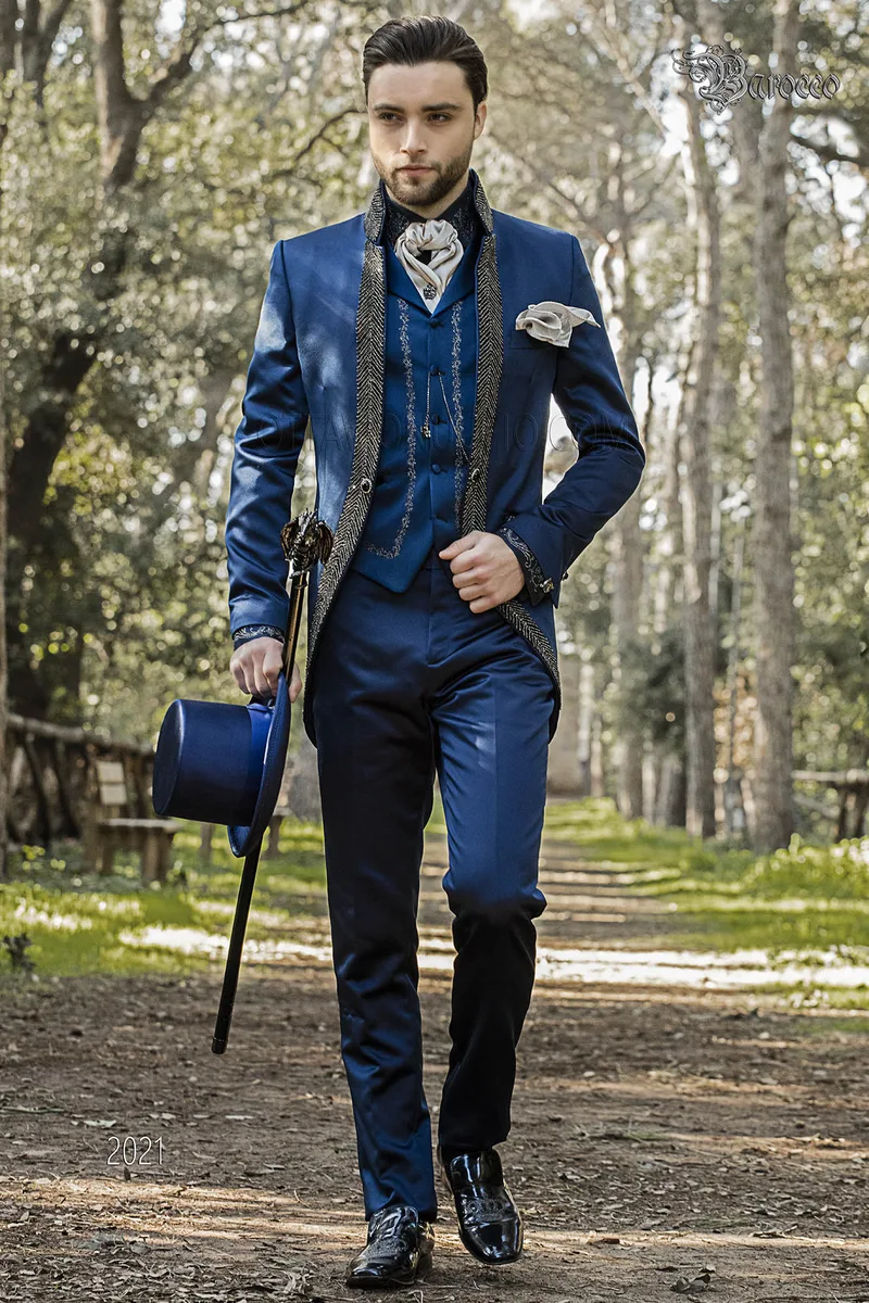 Traje estilo barroco de raso azul con pasamanerías cristal fumé 1