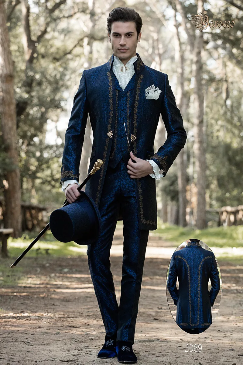 Costume de mariage style baroque damassé bleu avec broderies or 1