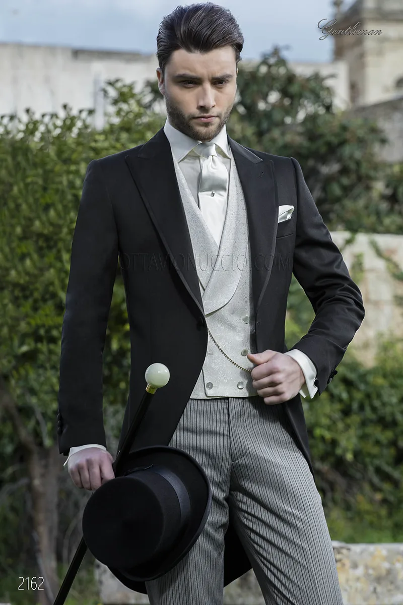 Traje de novio chaqué clásico negro con chaleco adamascado crema 1
