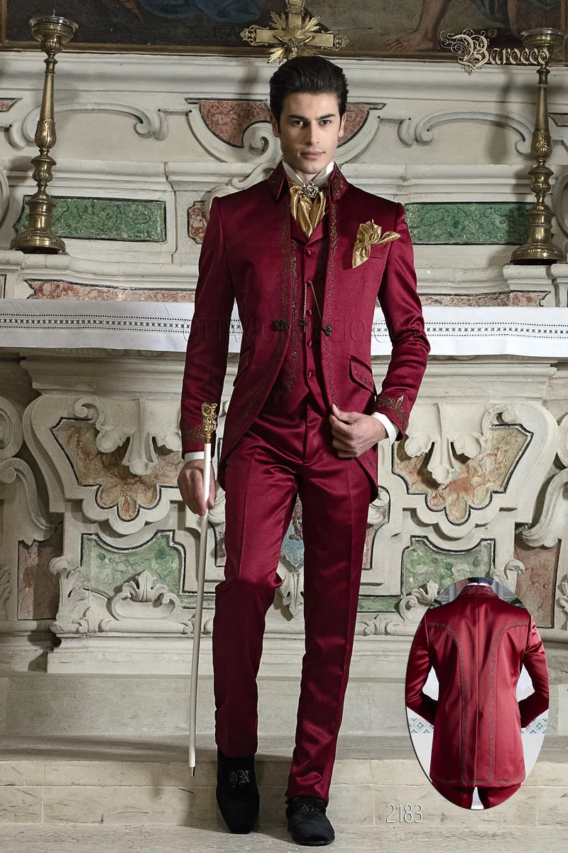 Costume de marié baroque en satin rouge brodé or 1