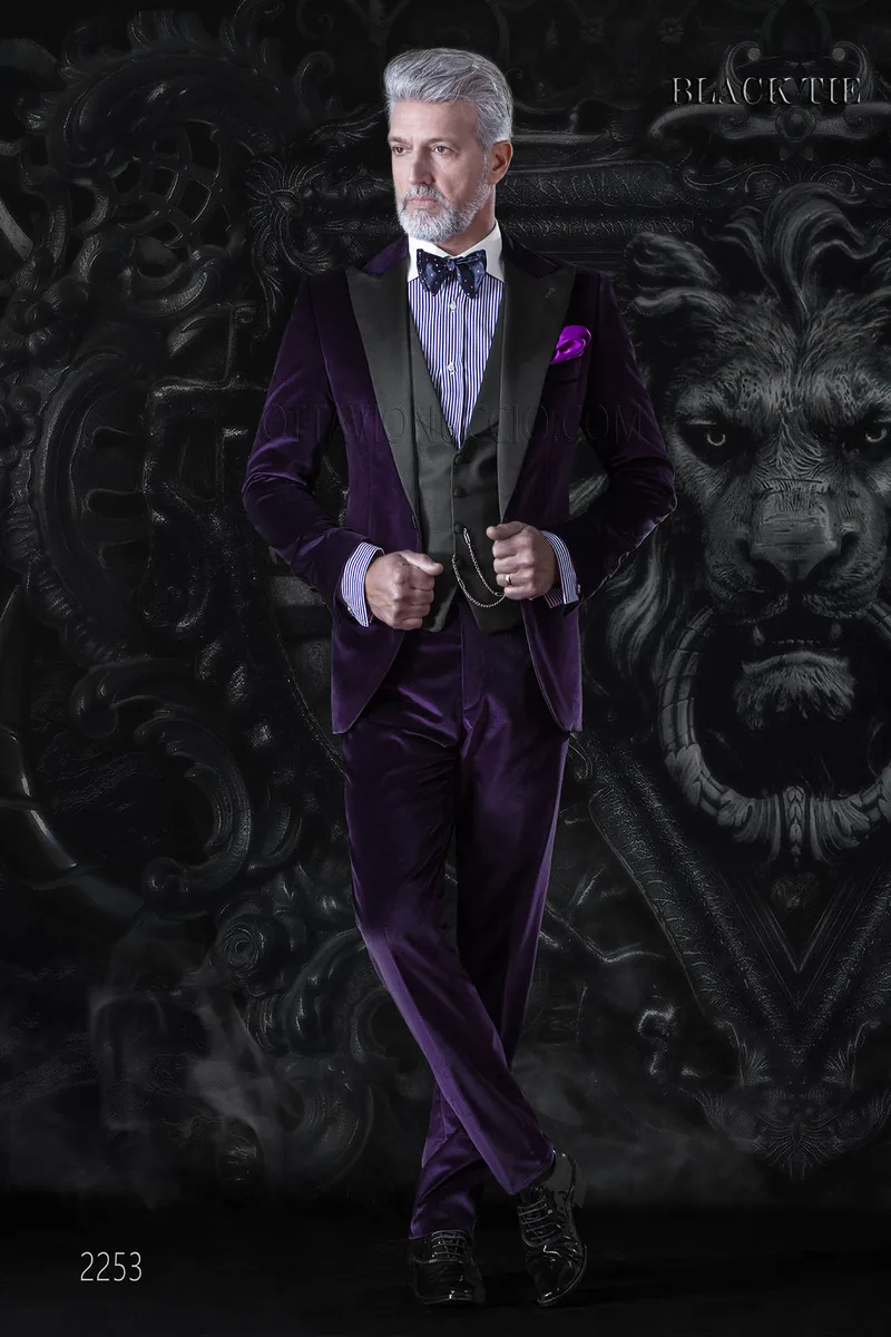 Herren-Smoking aus violettem Samt für luxuriöse Anlässe 1