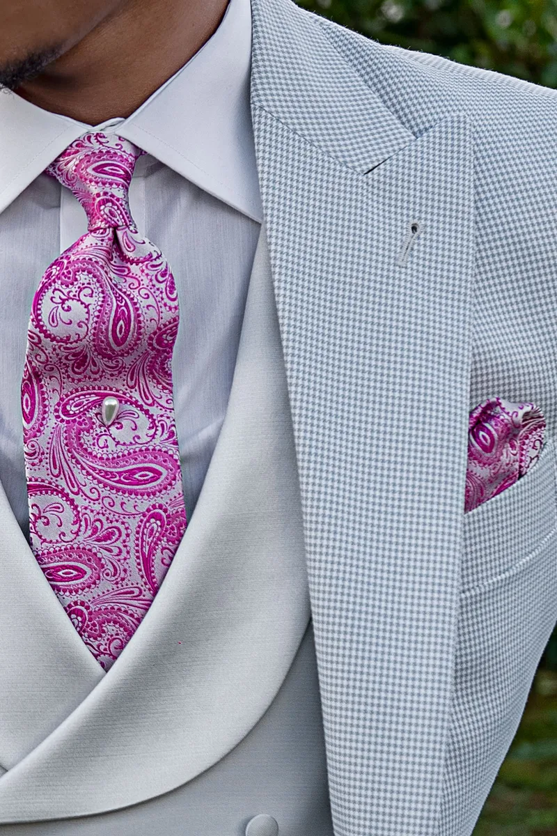 Cravatta e Fazzoletto in seta cachemire grigio perla con rosa