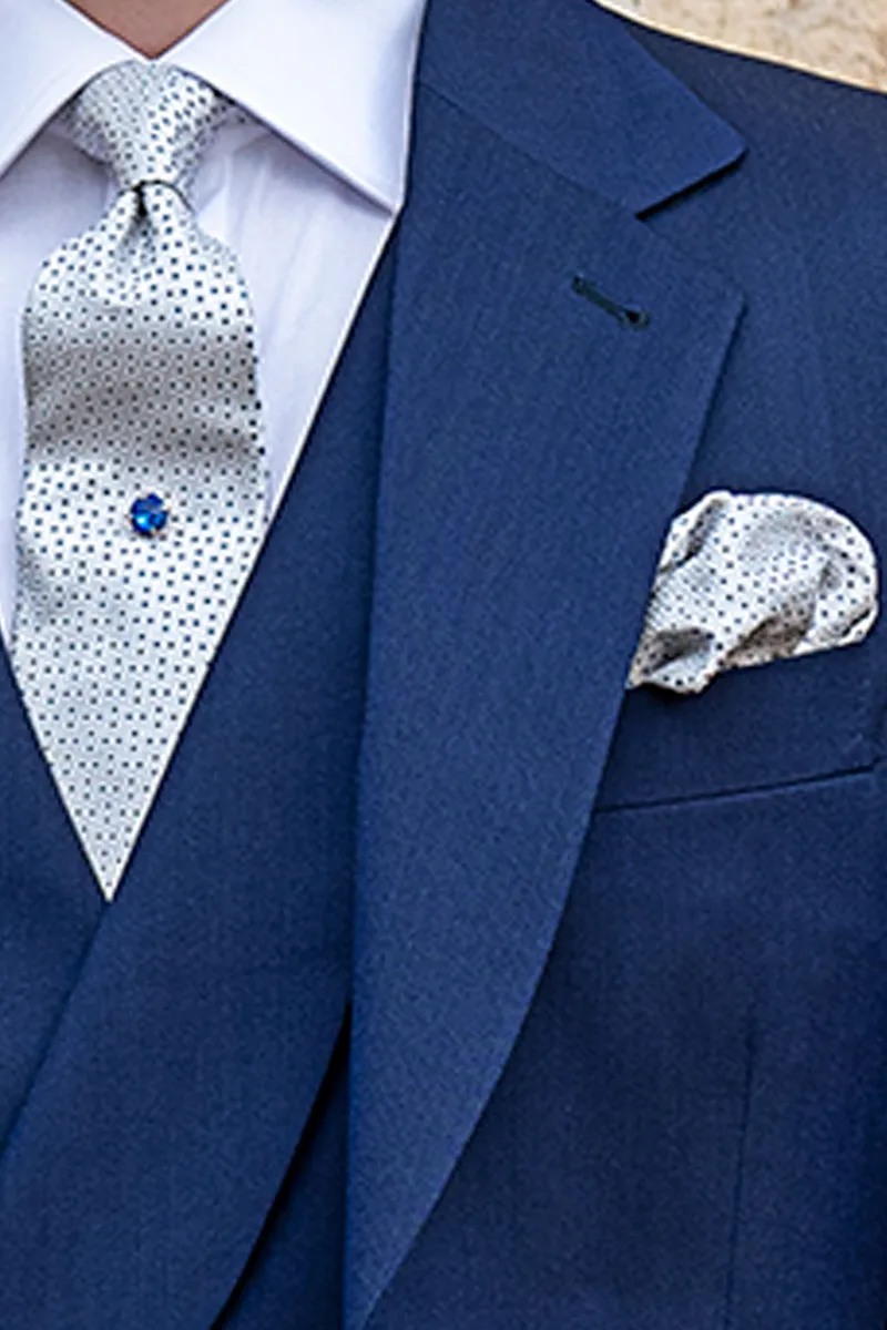 Cravate et Pochette en soie à micro-motifs royal sur gris perle