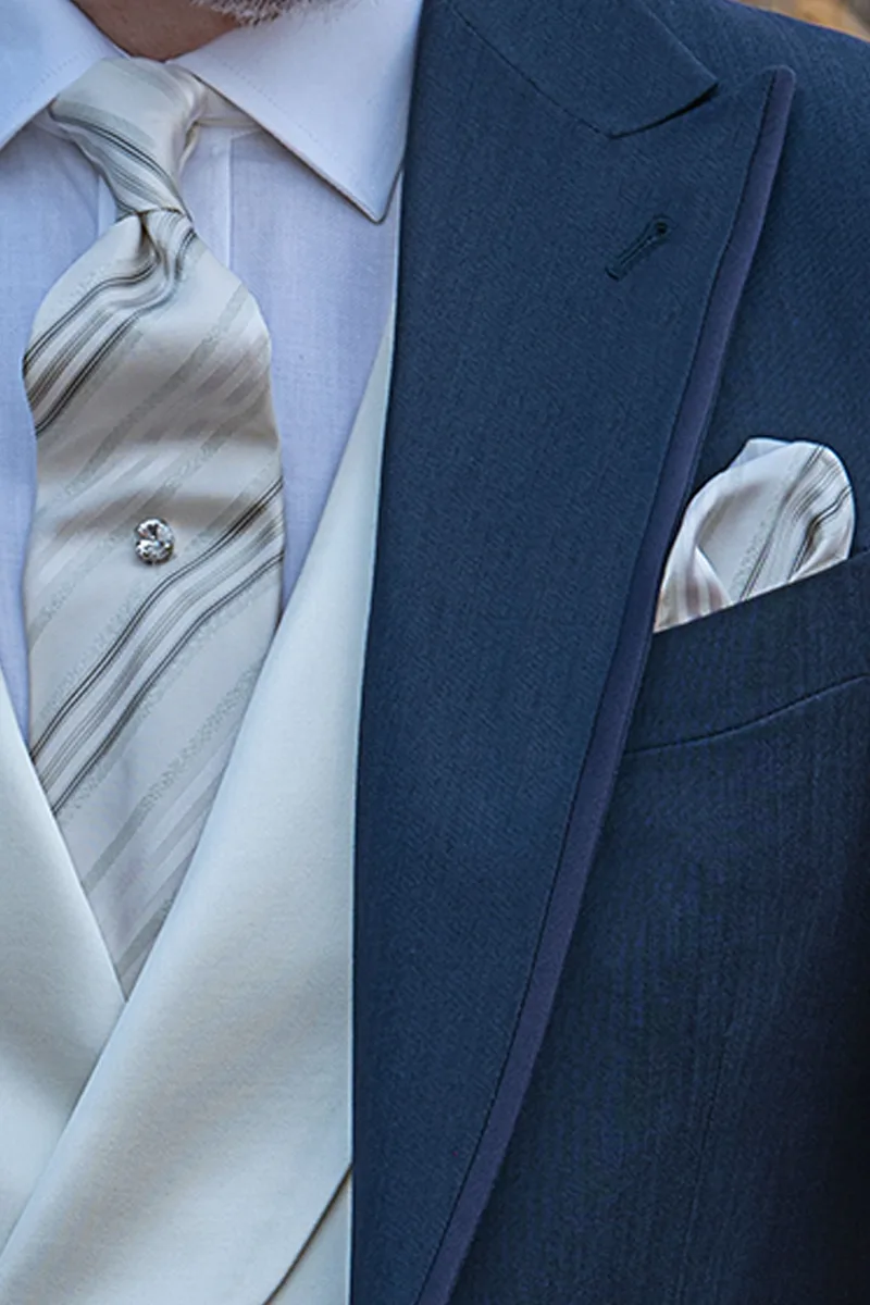 Cravatta e fazzoletto in seta avorio a righe lurex