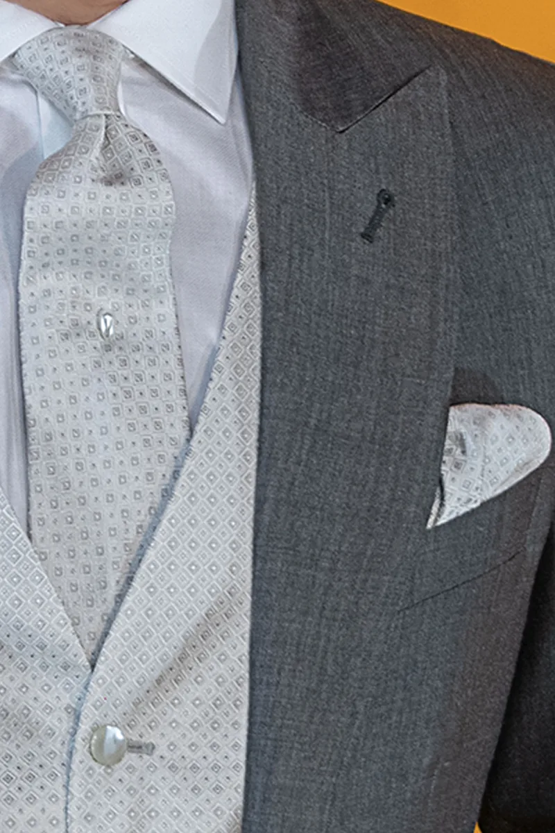 Cravatta e fazzoletto in seta grigio perla con microdisegni a tono