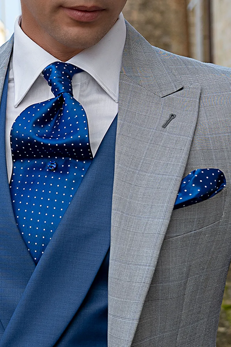 Cravattone da annodare e fazzoletto blu con pois bianchi