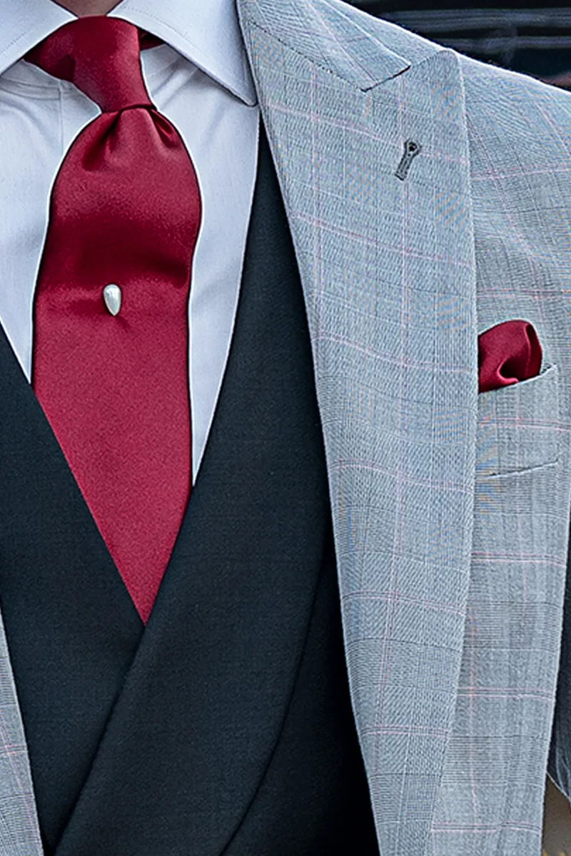 Cravatta e fazzoletto in raso rosso