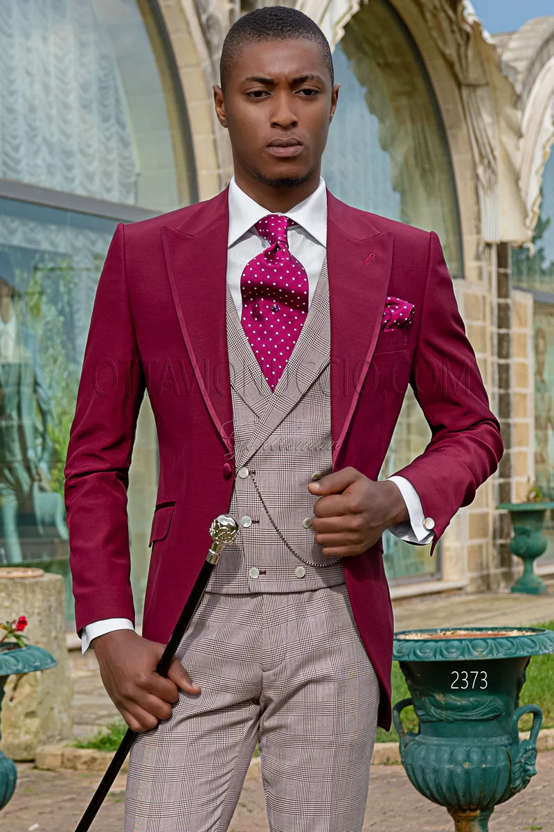Costume de mariage demi-jaquette moderne fuchsia, gilet et pantalon Prince de Galles 1