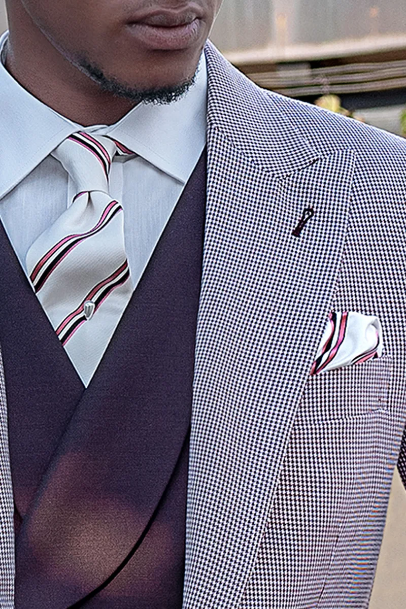 Cravatta e fazzoletto in seta jacquard righe su fondo bianco