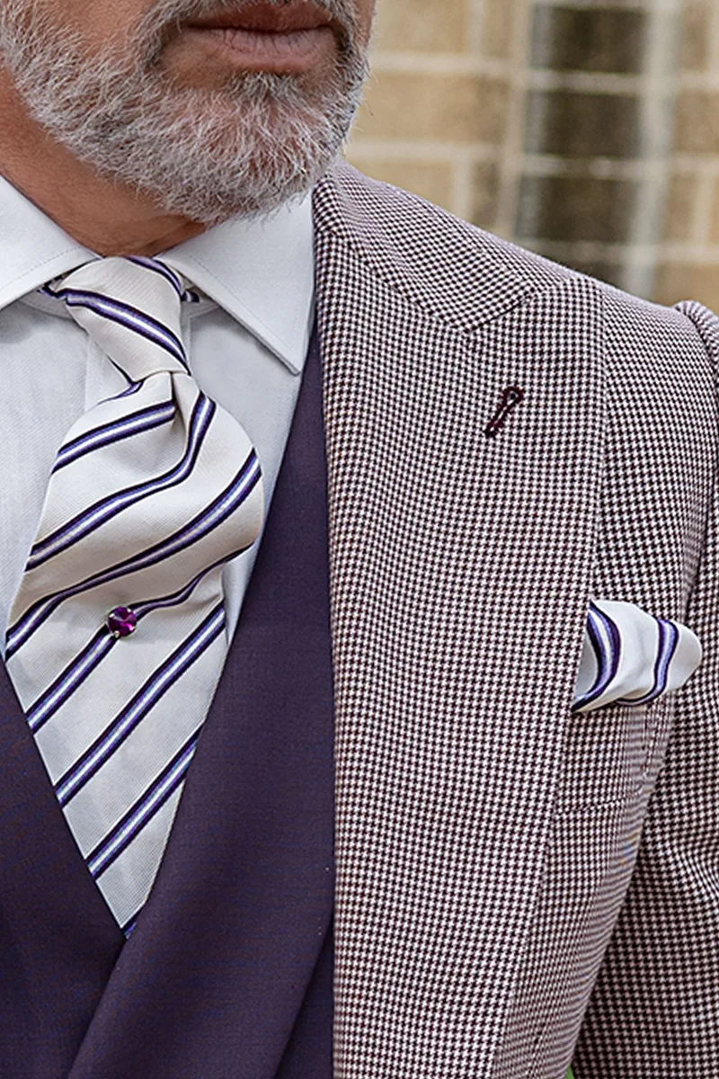 Cravatta e fazzoletto seta jacquard righe viola su bianco