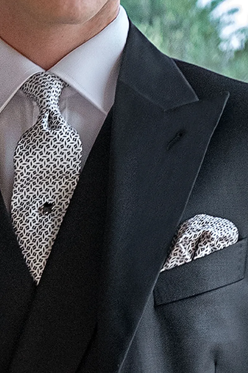 Cravatta e Fazzoletto in seta grigio perla con microdisegni neri