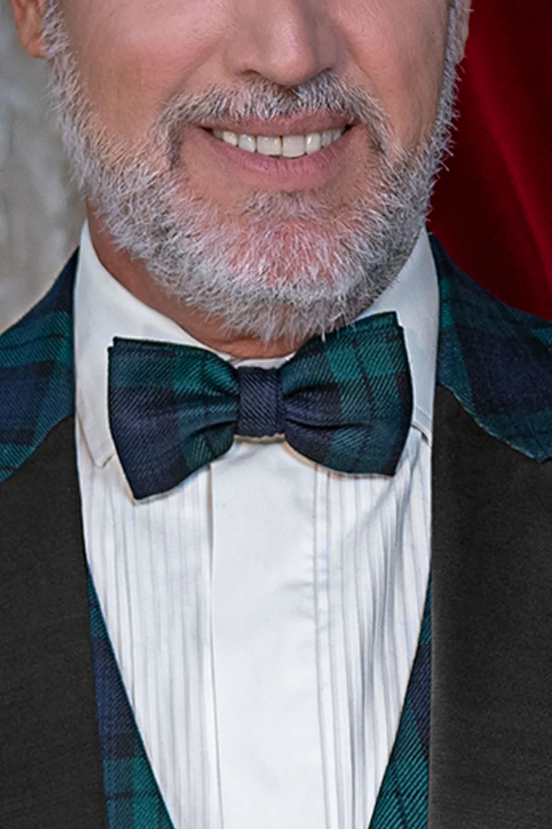 Herren-Smoking in blau-grünem Tartan mit Spitzrevers aus schwarzem Satin 2