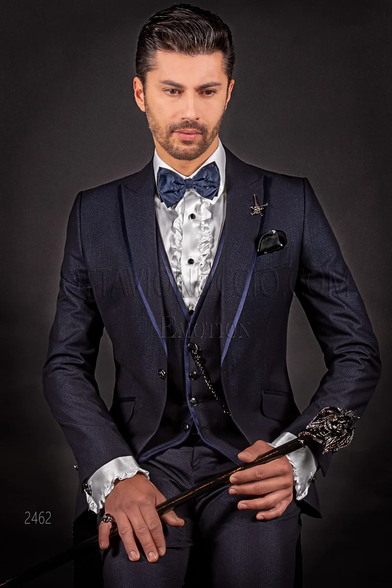 Traje de novio moderno azul, ribete de raso azul en la solapa 1