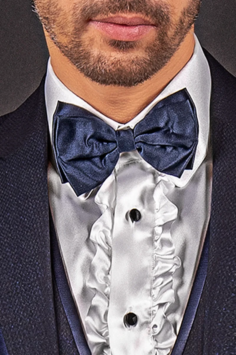 Traje de novio moderno azul, ribete de raso azul en la solapa 2