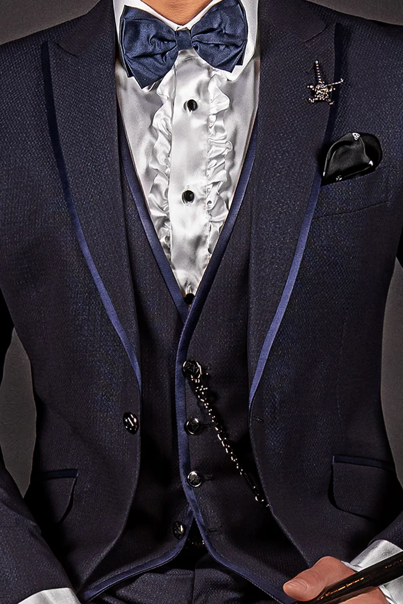 Traje de novio moderno azul, ribete de raso azul en la solapa 3