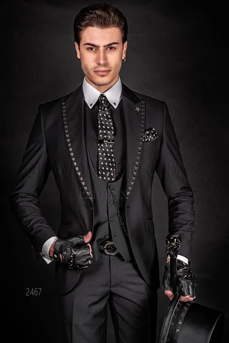 Abito sposo nero steampunk con applicazioni metalliche teschi 1