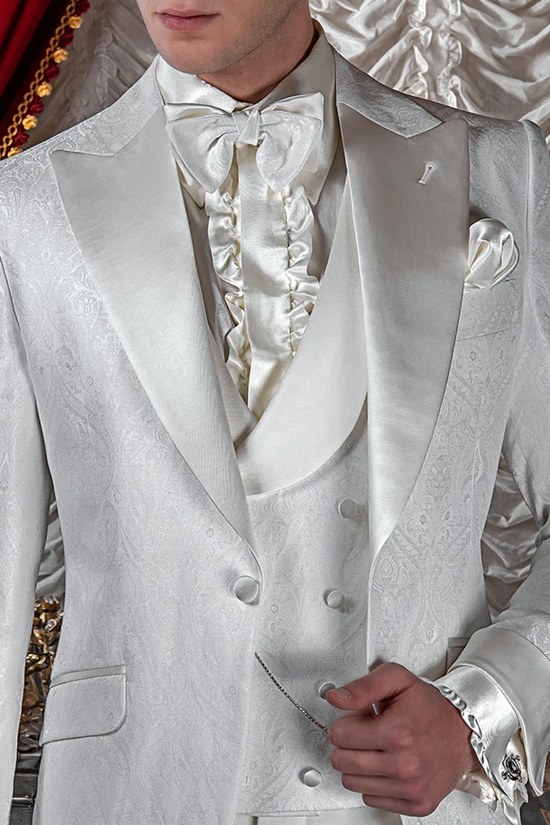 Gilet doppiopetto in tessuto jacquard damascato bianco, con rever sciallato di tessuto in raso bianco