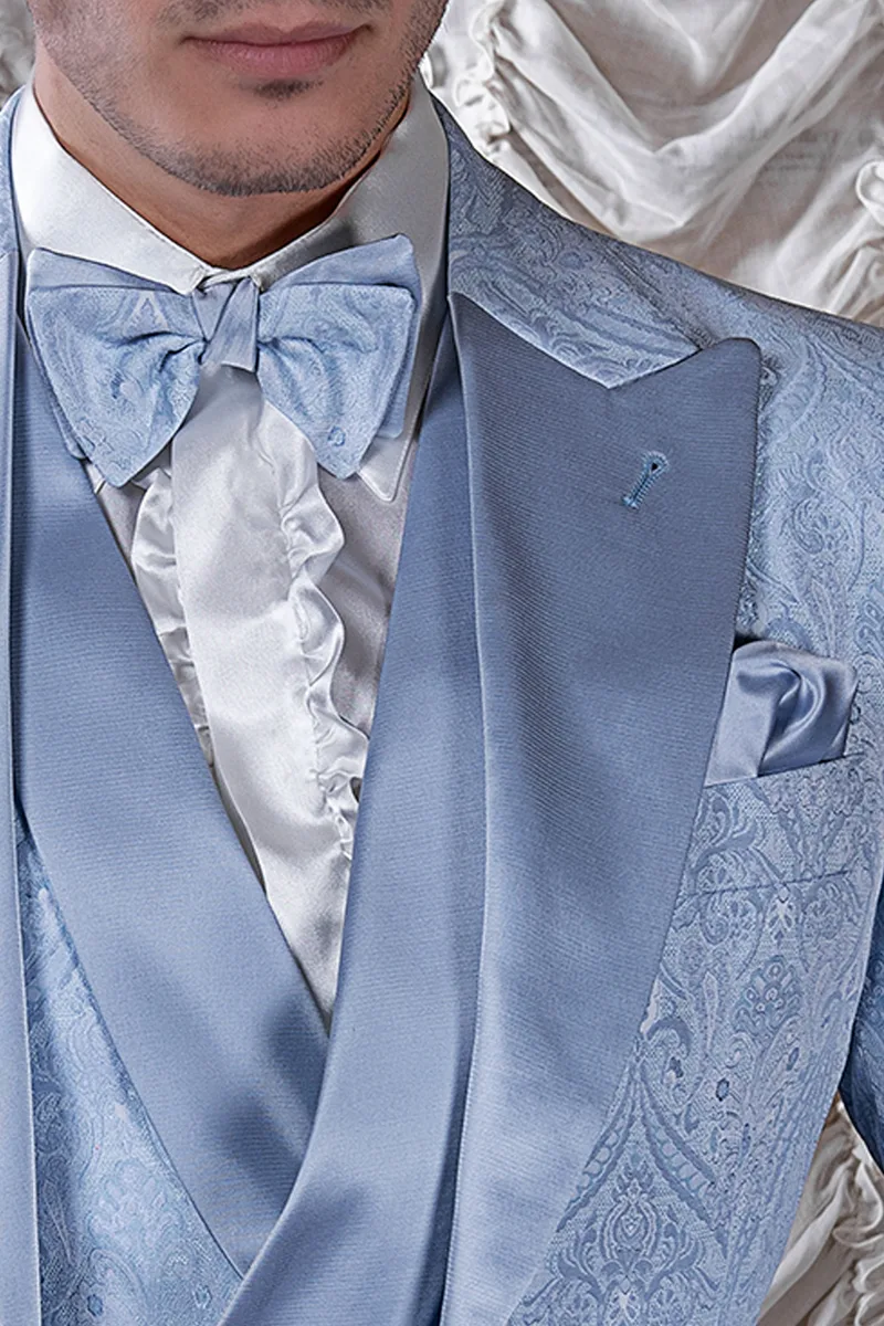 Costume de mariage en damassé bleu ciel avec inserts en satin ton sur ton 3