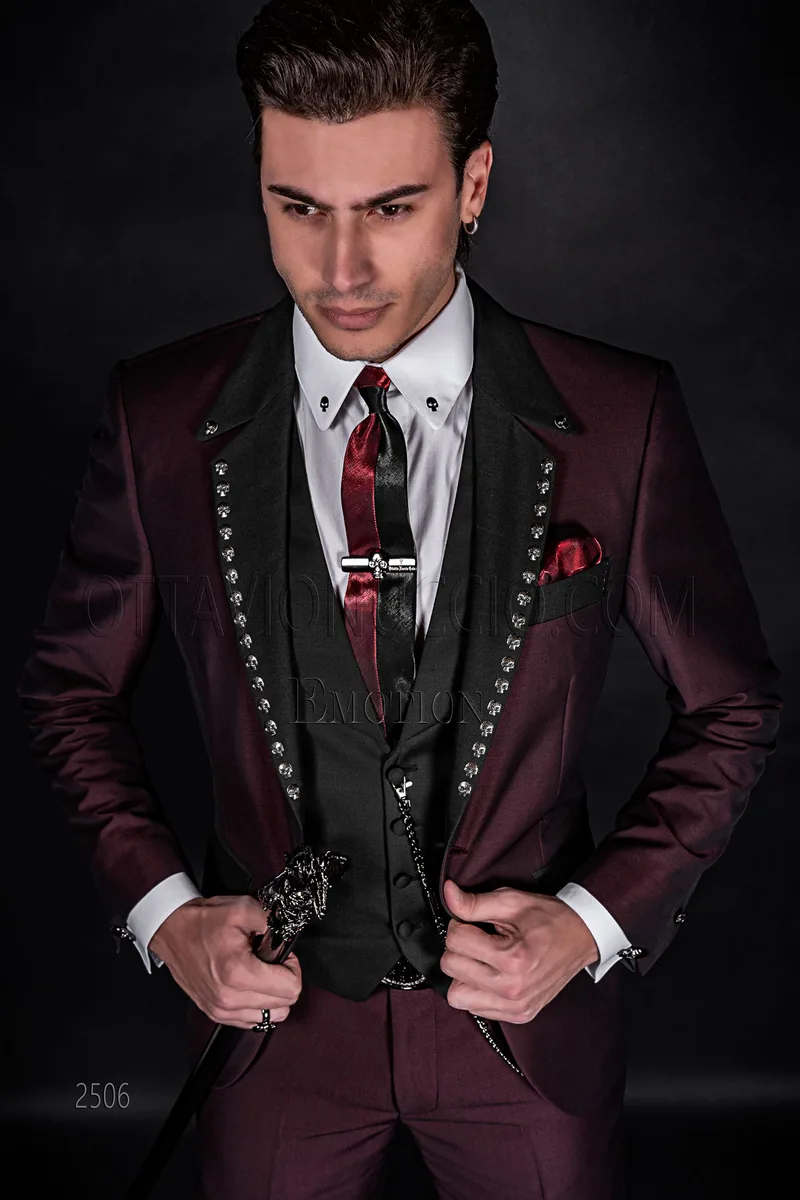 Bordeauxfarbener Herren-Hochzeitsanzug im Hipster-Stil mit Totenkopf-Applikation 1