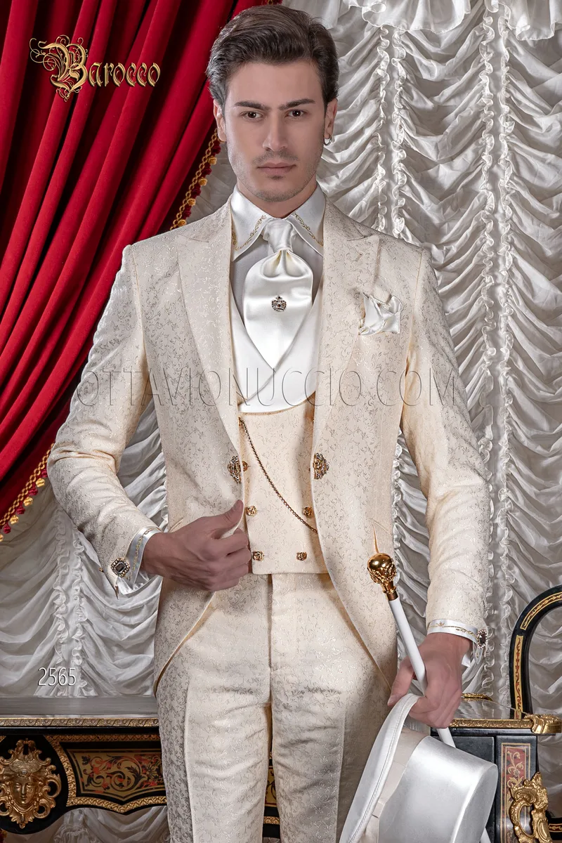 Hochzeitsanzug im Barockstil aus elfenbeinfarbenem Damast 1