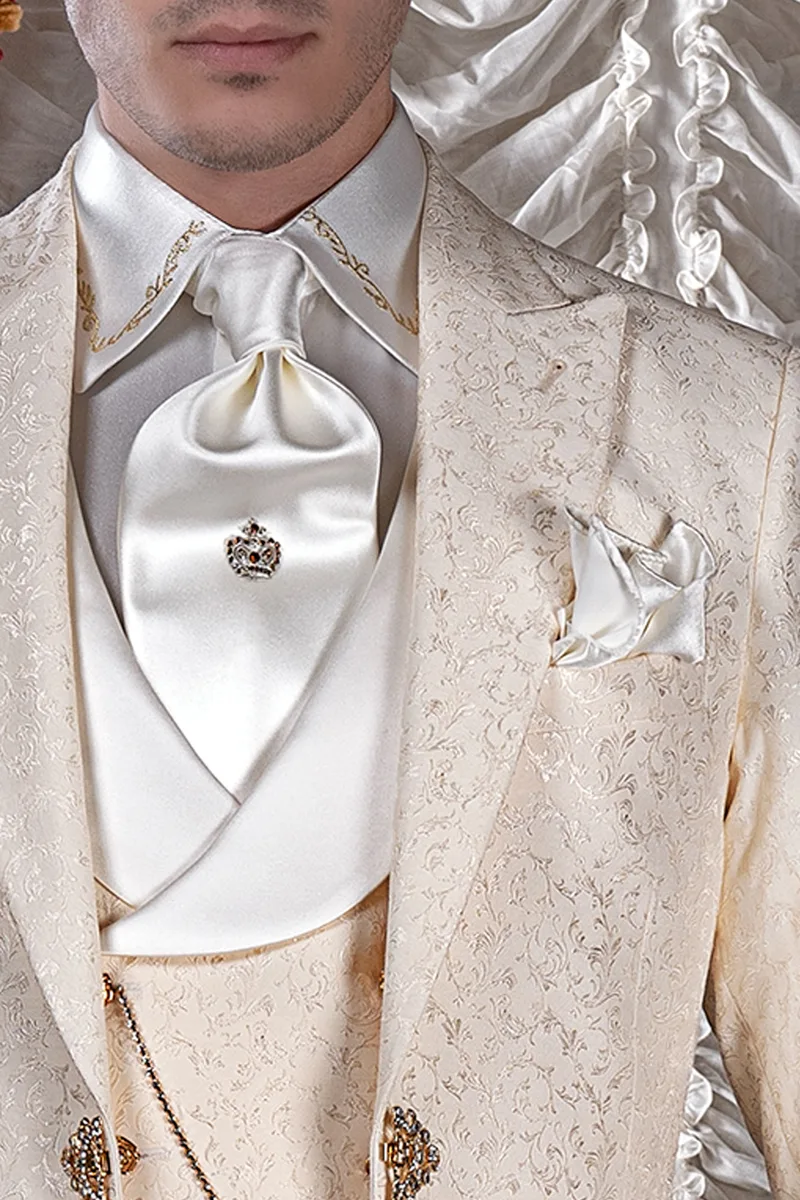 Hochzeitsanzug im Barockstil aus elfenbeinfarbenem Damast 4