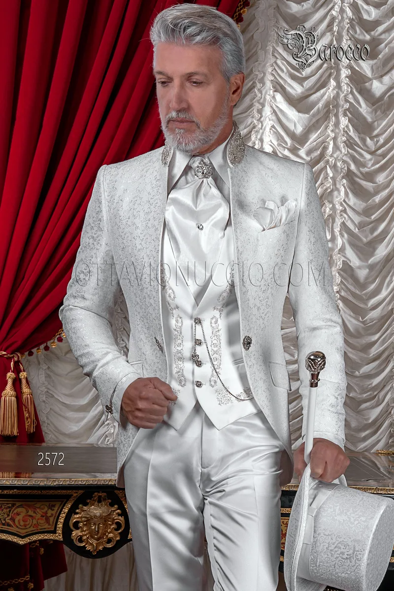 Traje de novio adamascado blanco cuello mao con cristales 1