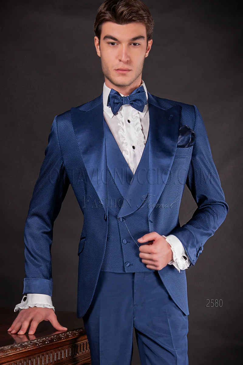 Traje de ceremonia moda de novio azul con aplicaciones de raso al tono 1
