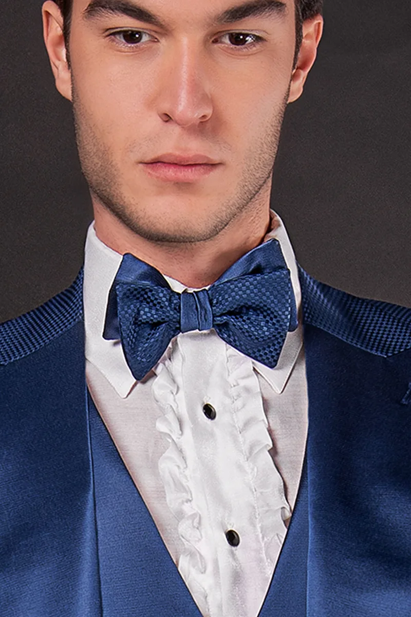 Traje de ceremonia moda de novio azul con aplicaciones de raso al tono 2