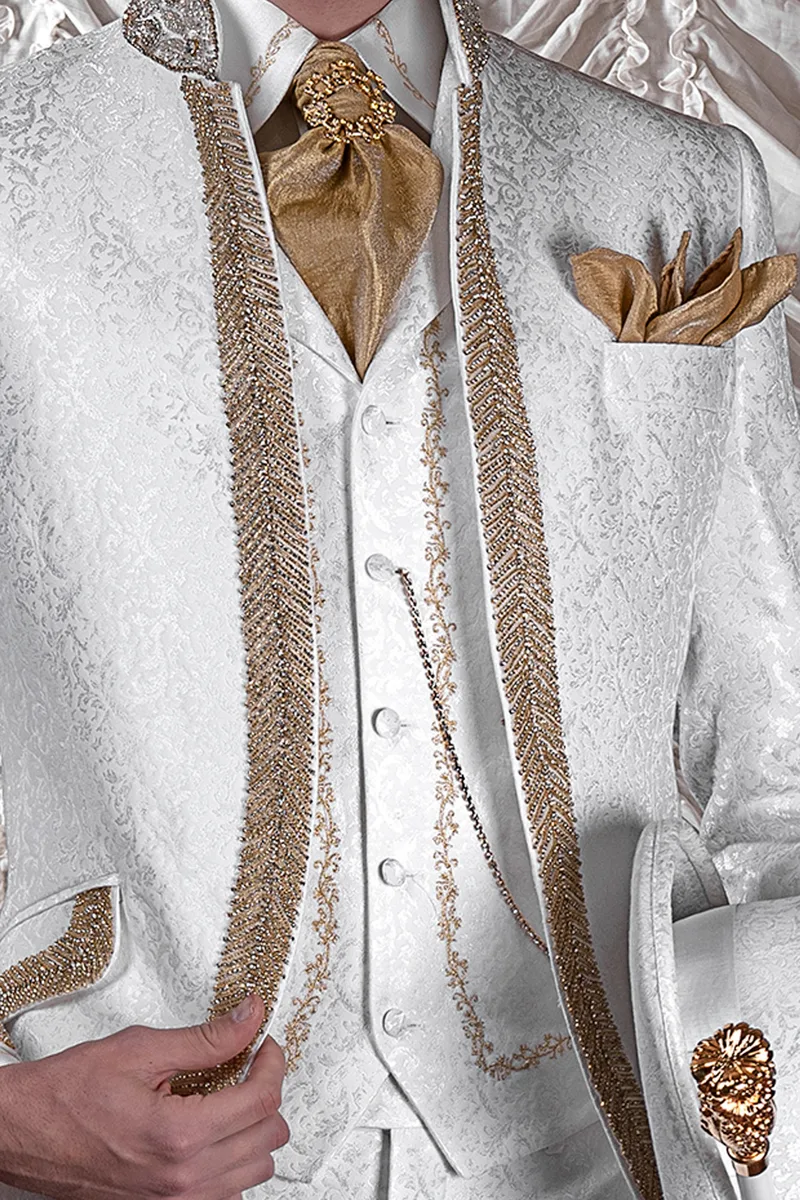Chaleco con solapas de brocado blanco bordadas en oro