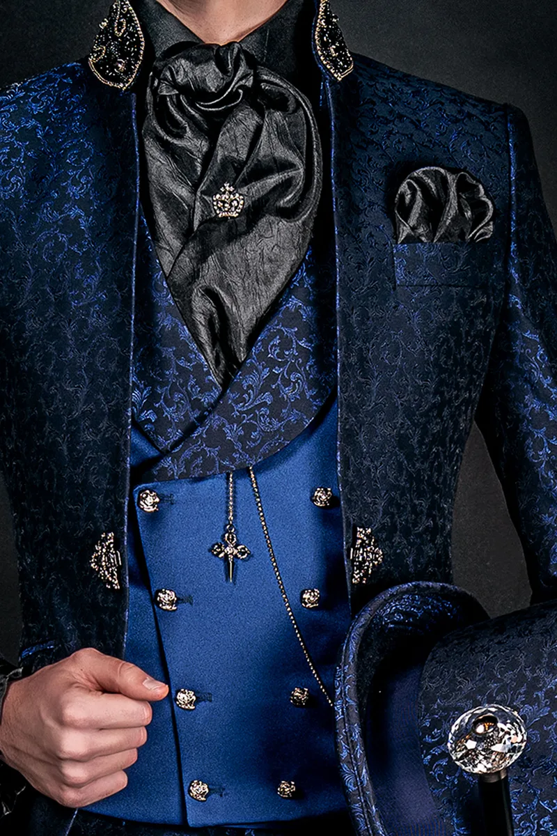 Gilet doppiopetto in raso blu, con rever sciallato di tessuto damascato