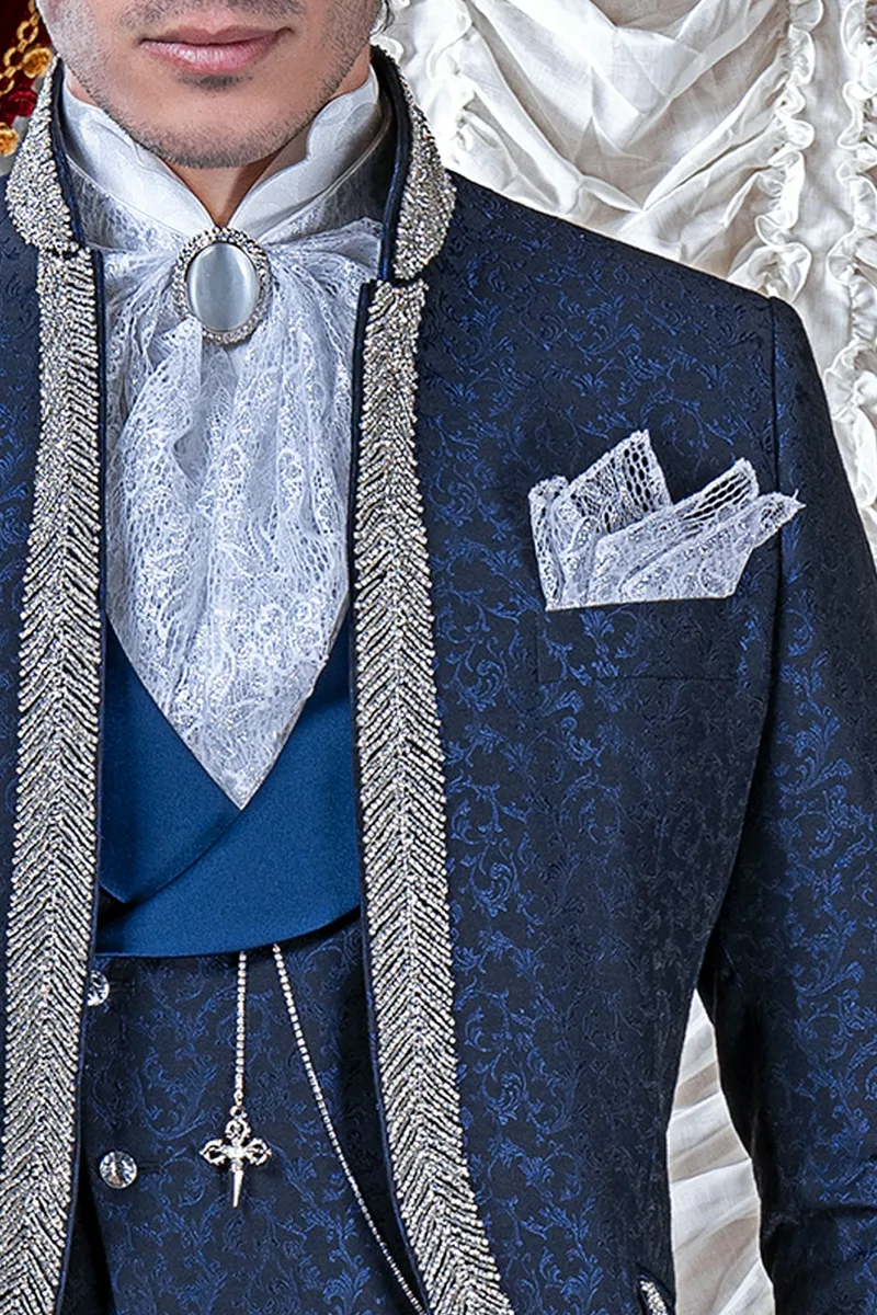 Plastrón anudado en puntilla blanco plata y pañuelo