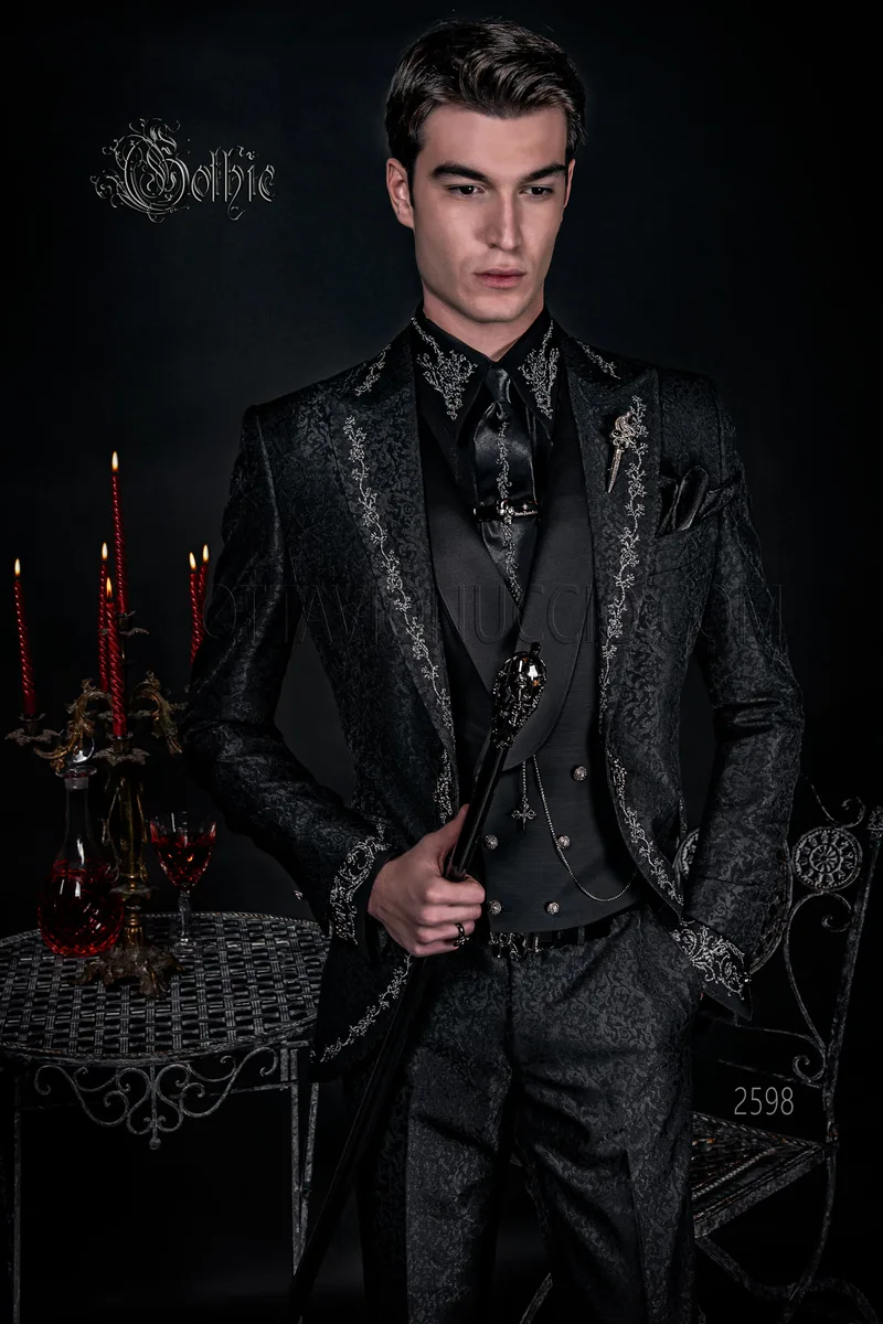Costume de mariage gothique brocart noir avec broderies argent et brandebourg 1