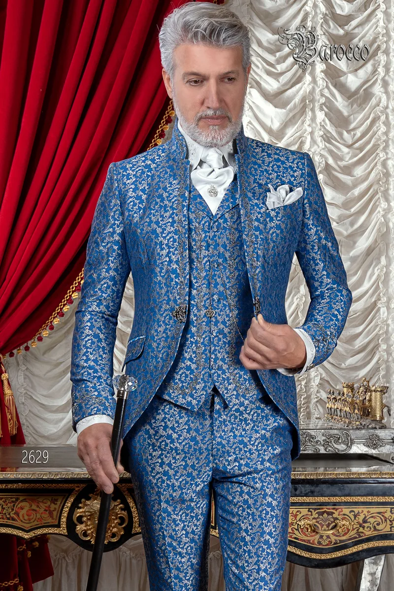 Barocker Hochzeitsanzug in Royalblau mit silberner Stickerei und Stehkragen 1