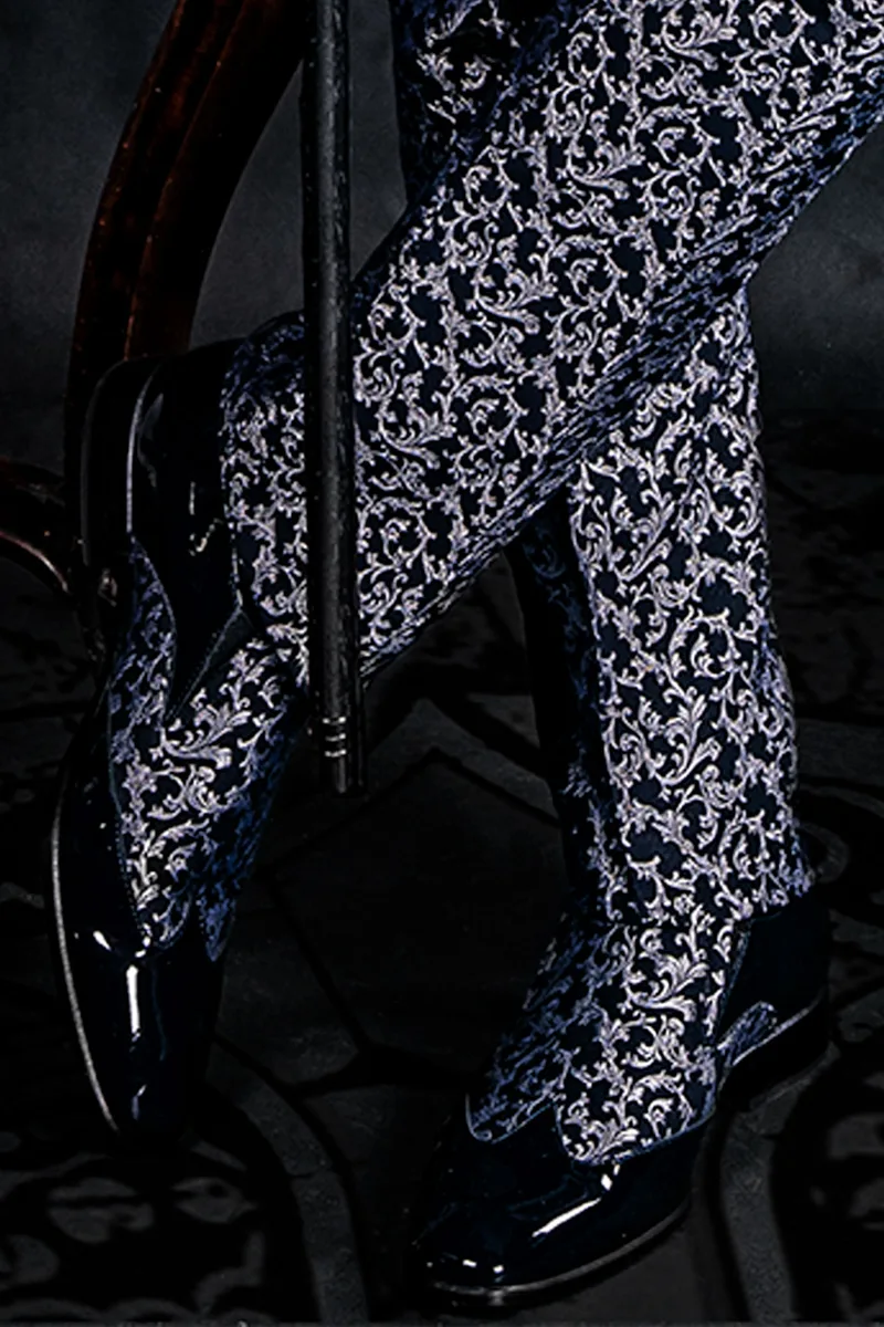 Herren-Hochzeitsanzug im Gothic-Stil aus Brokat in Blau-Silber mit Strass am Revers 4