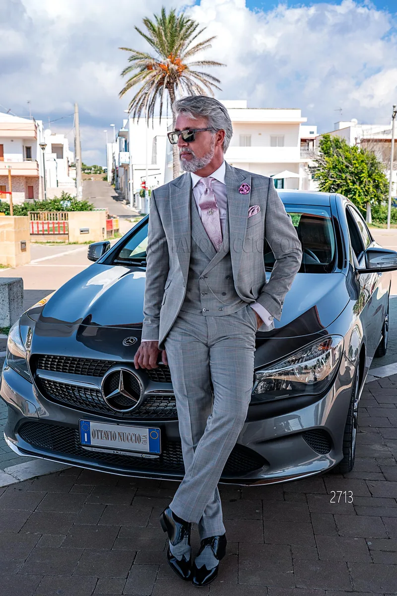 Abito elegante classico uomo in Principe di Galles grigio chiaro – Figura intera