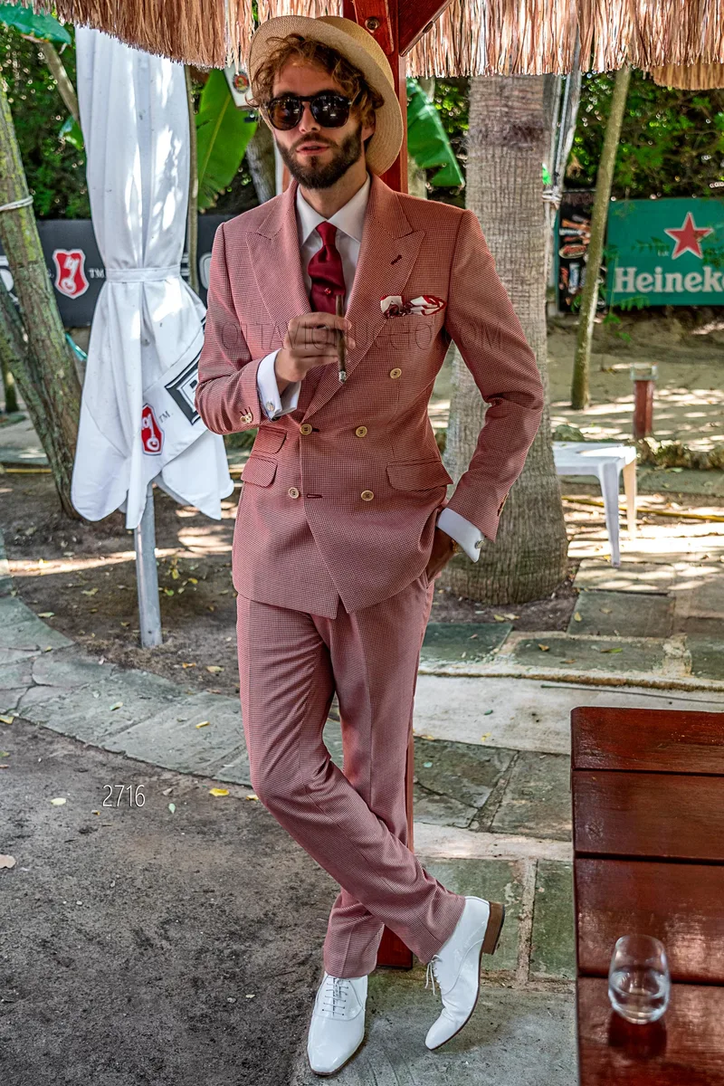 Abito uomo doppiopetto vintage chic in pied-de-poule rosso – Figura intera