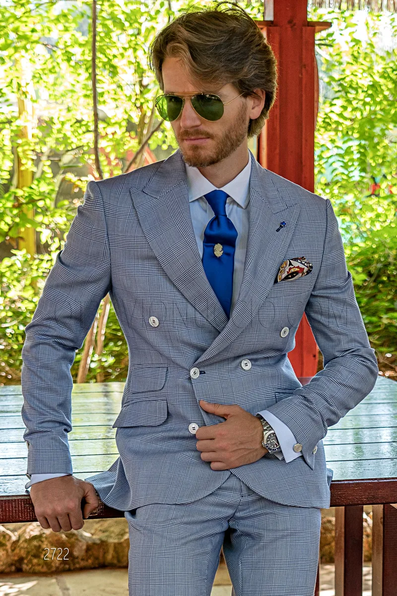 Traje de ceremonia cruzado moderno en príncipe de Gales azul royal – Plano americano